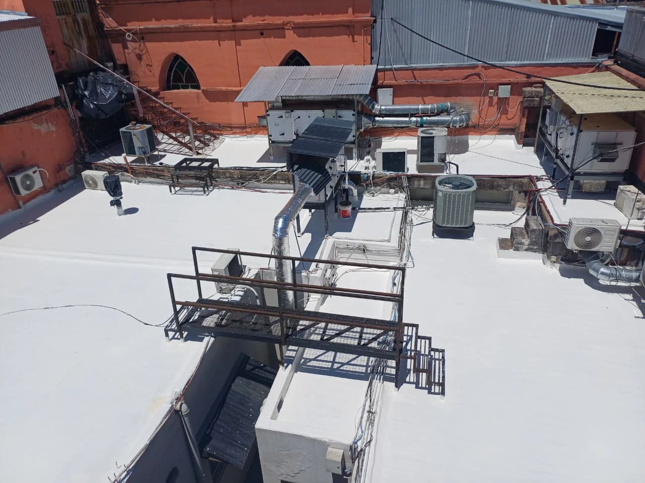 Vista de cubierta y equipos técnicos del edificio